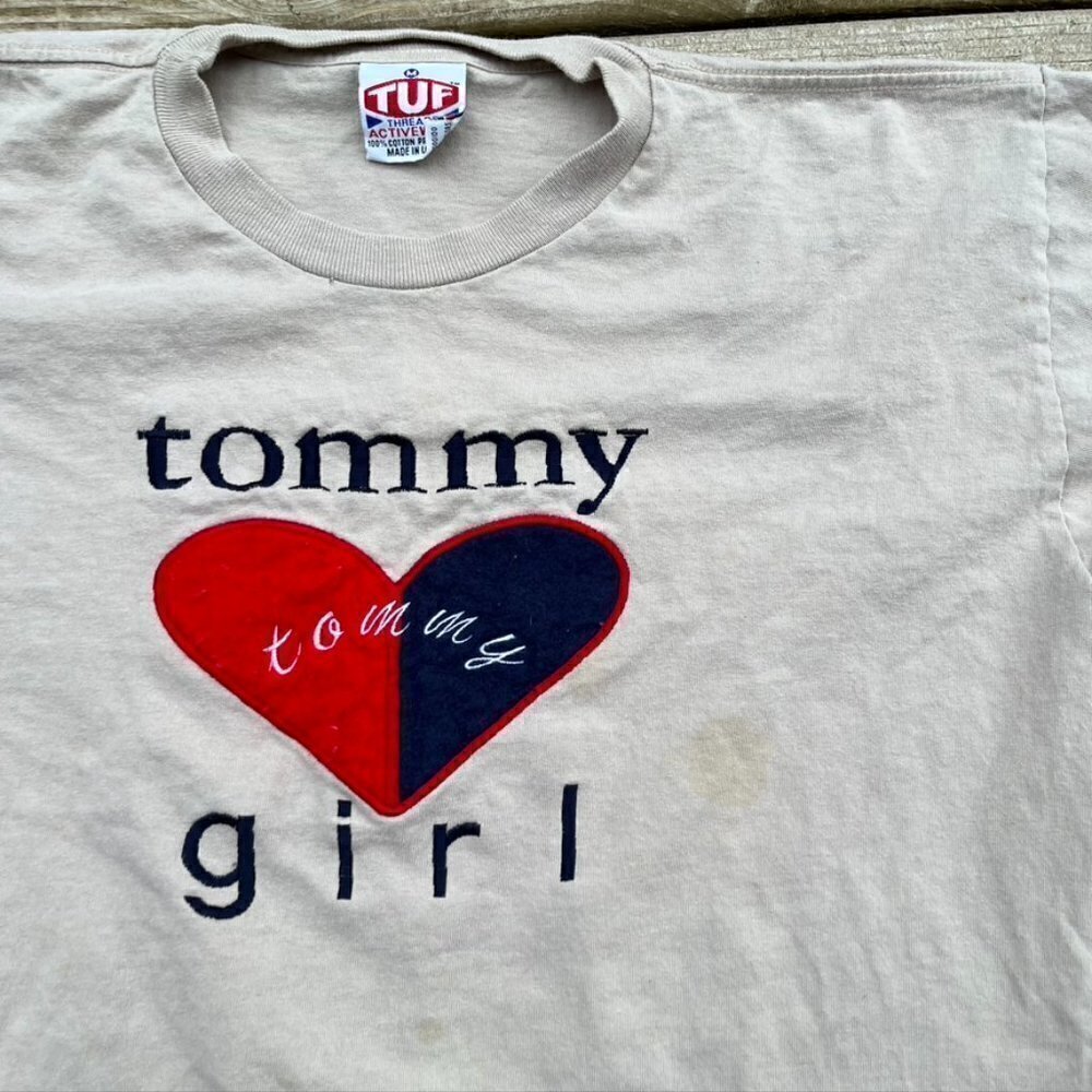 ** VINTAGE TOMMY Hilfiger Girl Heart embroidered tan tshirt Medium - Picture 2 of 8